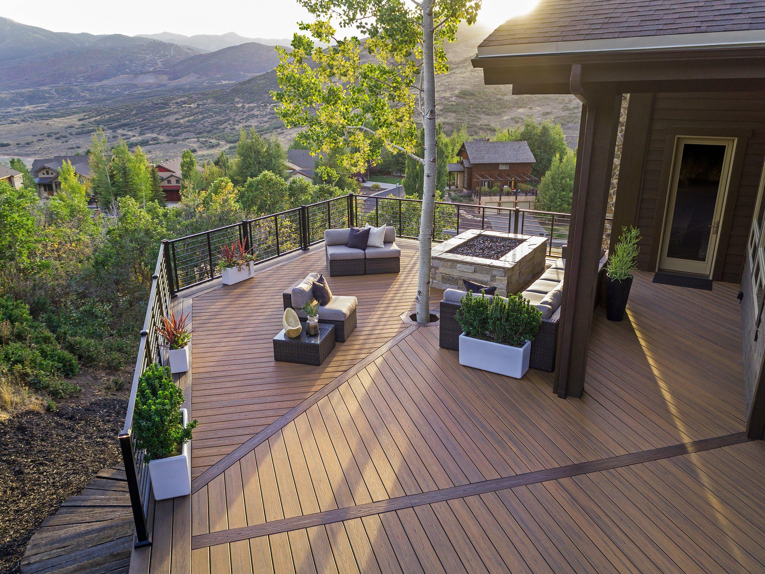 Trex Transcend® Havana Gold Decking with Black Signature® Aluminum Rod Railing